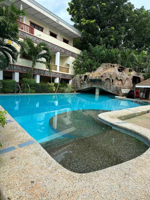 Alona Park Residence - 3 Bedroom Apartment- Alex And Jesa Unit Panglao Bagian luar foto