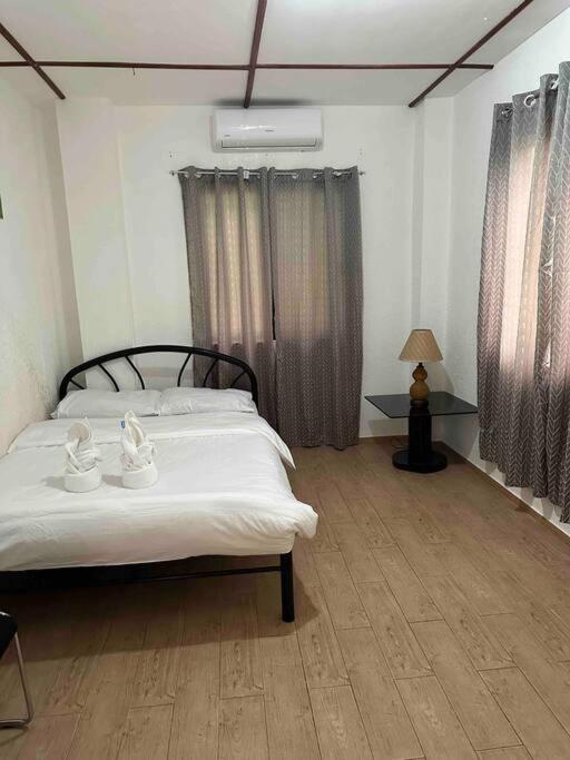 Alona Park Residence - 3 Bedroom Apartment- Alex And Jesa Unit Panglao Bagian luar foto